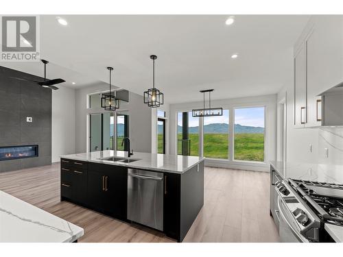 2537 Pinnacle Ridge Drive, West Kelowna, BC - Indoor Photo Showing Kitchen With Double Sink With Upgraded Kitchen