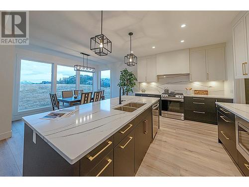 2537 Pinnacle Ridge Drive, West Kelowna, BC - Indoor Photo Showing Kitchen With Double Sink With Upgraded Kitchen