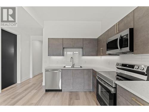 2537 Pinnacle Ridge Drive, West Kelowna, BC - Indoor Photo Showing Kitchen With Double Sink