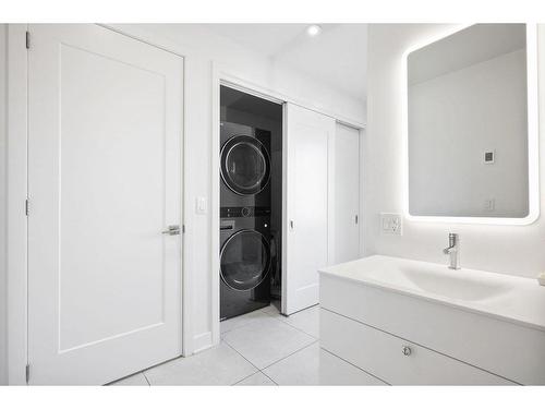 Bathroom - 31 Av. Verdi, Laval (Laval-Des-Rapides), QC - Indoor Photo Showing Laundry Room