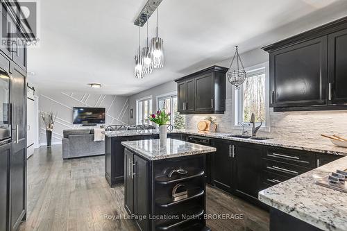 17 Trails End, Collingwood, ON - Indoor Photo Showing Kitchen With Upgraded Kitchen