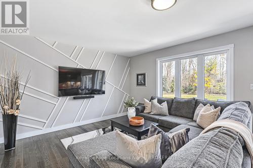 17 Trails End, Collingwood, ON - Indoor Photo Showing Living Room