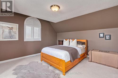 17 Trails End, Collingwood, ON - Indoor Photo Showing Bedroom