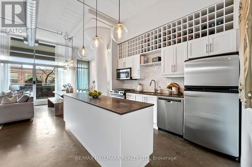 204 - 233 Carlaw Avenue, Toronto, ON - Indoor Photo Showing Kitchen