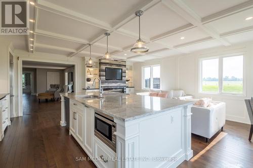 1046 6 Concession Road W, Hamilton, ON - Indoor Photo Showing Kitchen With Upgraded Kitchen