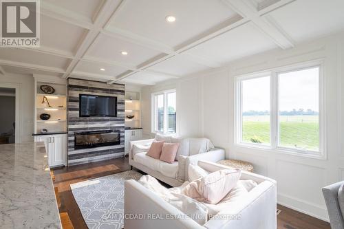 1046 6 Concession Road W, Hamilton, ON - Indoor Photo Showing Living Room