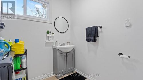 101 Murray Street, Brantford, ON - Indoor Photo Showing Bathroom