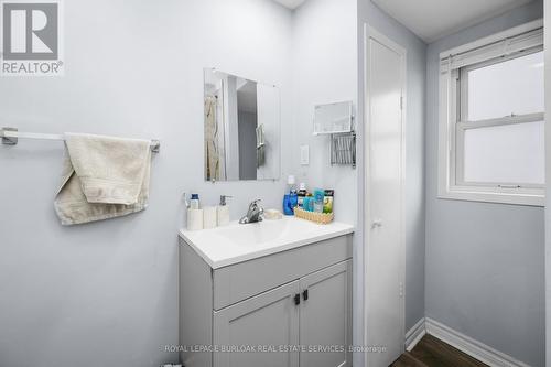 22 Catherine Street, St. Catharines, ON - Indoor Photo Showing Bathroom