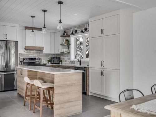 Kitchen - 207 Rue Du Jaseur, Saint-Apollinaire, QC - Indoor Photo Showing Other Room