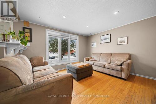 34 - 1295 Ledbury Avenue S, Ottawa, ON - Indoor Photo Showing Living Room