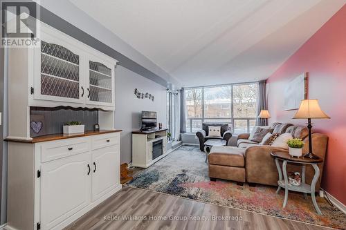 107 - 107 Bagot Street, Guelph (Onward Willow), ON - Indoor Photo Showing Living Room