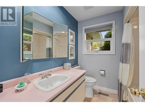 Bathroom by upstairs bedrooms - 761 Siwash Court, Kelowna, BC - Indoor Photo Showing Bathroom