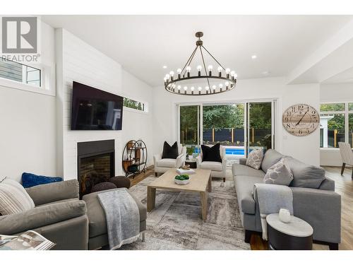 689 Balsam Road, Kelowna, BC - Indoor Photo Showing Living Room With Fireplace