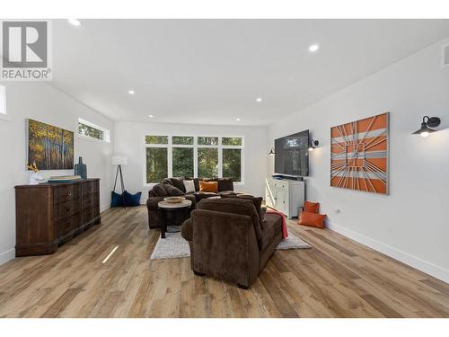 689 Balsam Road, Kelowna, BC - Indoor Photo Showing Living Room