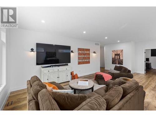 689 Balsam Road, Kelowna, BC - Indoor Photo Showing Living Room