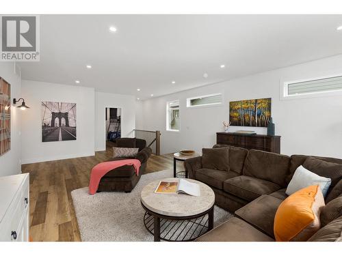 689 Balsam Road, Kelowna, BC - Indoor Photo Showing Living Room