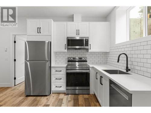 689 Balsam Road, Kelowna, BC - Indoor Photo Showing Kitchen With Stainless Steel Kitchen With Upgraded Kitchen