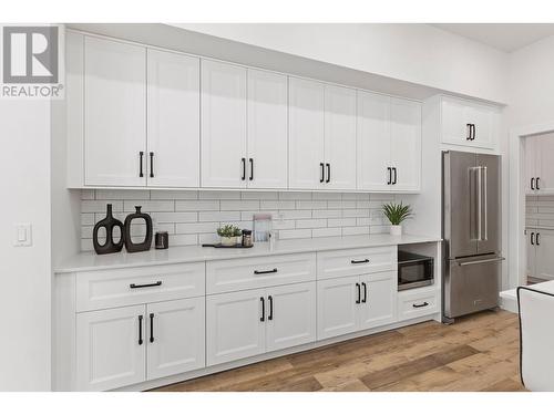 689 Balsam Road, Kelowna, BC - Indoor Photo Showing Kitchen With Stainless Steel Kitchen