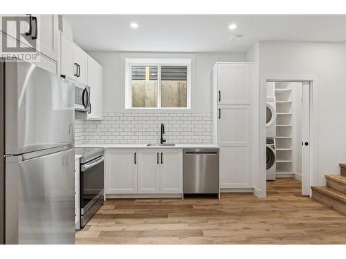 689 Balsam Road, Kelowna, BC - Indoor Photo Showing Kitchen With Stainless Steel Kitchen With Upgraded Kitchen