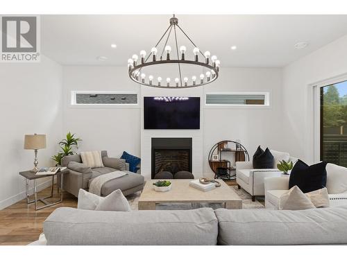 689 Balsam Road, Kelowna, BC - Indoor Photo Showing Living Room With Fireplace