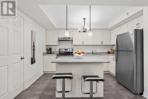 5-01 - 2420 Baronwood Drive, Oakville, ON - Indoor Photo Showing Kitchen With Double Sink