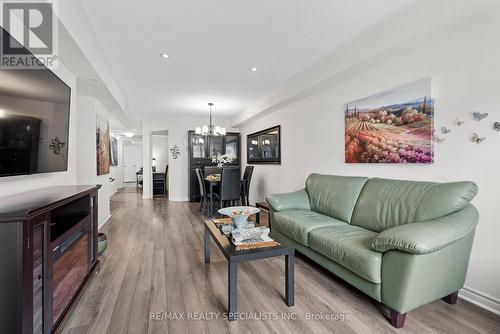 5-01 - 2420 Baronwood Drive, Oakville, ON - Indoor Photo Showing Living Room