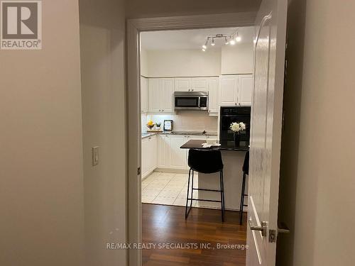 215 - 830 Scollard Court, Mississauga, ON - Indoor Photo Showing Kitchen