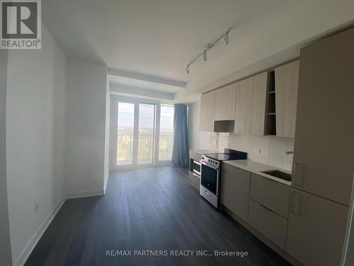 5202 - 3900 Confederation Parkway, Mississauga, ON - Indoor Photo Showing Kitchen