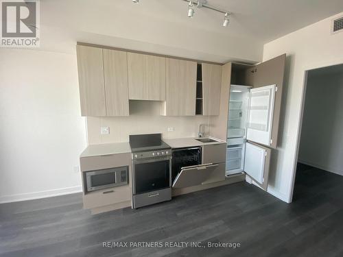 5202 - 3900 Confederation Parkway, Mississauga, ON - Indoor Photo Showing Kitchen