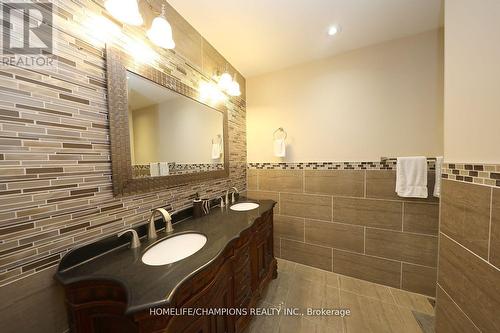 142 Estate Garden Avenue, Richmond Hill, ON - Indoor Photo Showing Bathroom