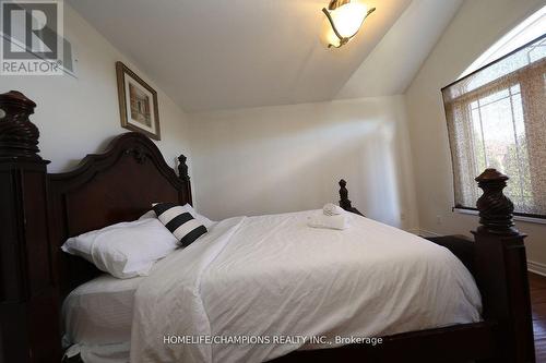 142 Estate Garden Avenue, Richmond Hill, ON - Indoor Photo Showing Bedroom