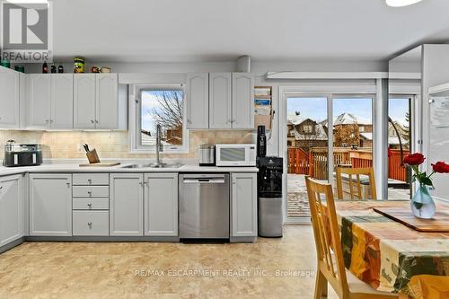 4535 Weltman Way, Lincoln, ON - Indoor Photo Showing Kitchen With Double Sink