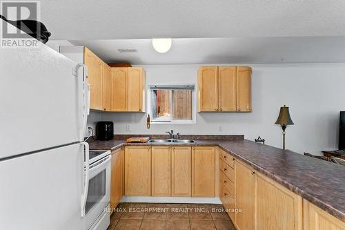 4535 Weltman Way, Lincoln, ON - Indoor Photo Showing Kitchen With Double Sink