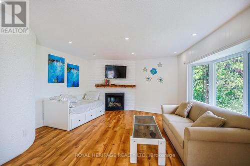 5225 Rice Lake Drive N, Hamilton Township, ON - Indoor Photo Showing Living Room With Fireplace