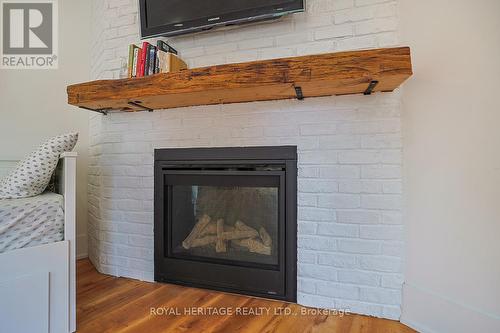 5225 Rice Lake Drive N, Hamilton Township, ON - Indoor Photo Showing Living Room With Fireplace