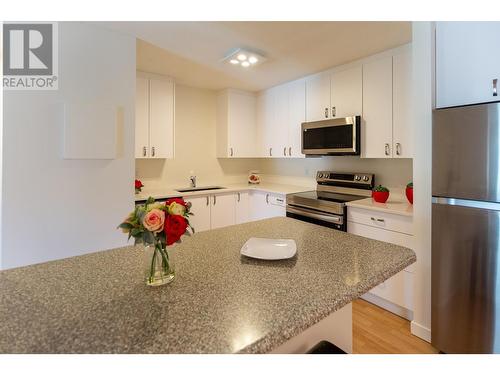 735 Cook Road Unit# 109A, Kelowna, BC - Indoor Photo Showing Kitchen