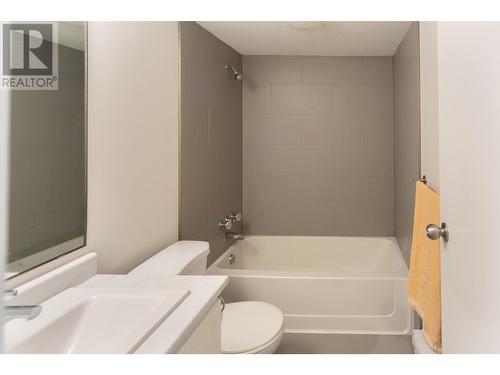 735 Cook Road Unit# 109A, Kelowna, BC - Indoor Photo Showing Bathroom