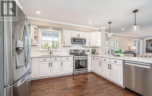 8 Sunny Ridge Trail, Clarington, ON - Indoor Photo Showing Kitchen With Upgraded Kitchen