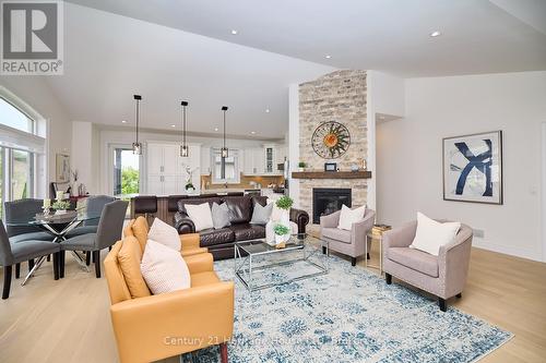 4242 Village Creek Drive, Fort Erie (328 - Stevensville), ON - Indoor Photo Showing Living Room