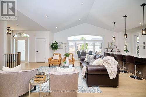 4242 Village Creek Drive, Fort Erie (328 - Stevensville), ON - Indoor Photo Showing Living Room