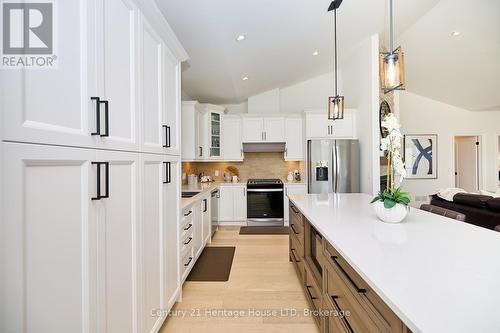 4242 Village Creek Drive, Fort Erie (328 - Stevensville), ON - Indoor Photo Showing Kitchen With Upgraded Kitchen