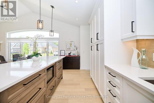 4242 Village Creek Drive, Fort Erie (328 - Stevensville), ON - Indoor Photo Showing Kitchen With Upgraded Kitchen