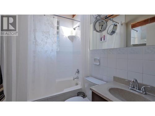 701 Ross Avenue, Penticton, BC - Indoor Photo Showing Bathroom