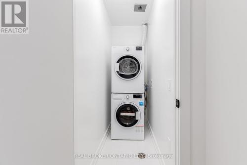 804 - 117 Broadway Avenue, Toronto, ON - Indoor Photo Showing Laundry Room