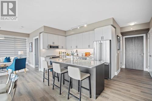 1207 - 20 Gatineau Drive, Vaughan, ON - Indoor Photo Showing Kitchen With Stainless Steel Kitchen With Upgraded Kitchen