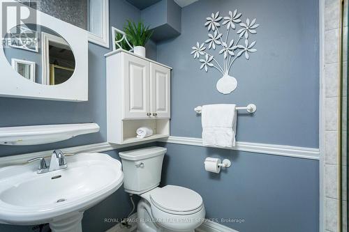 7984 Michael Street, Niagara Falls, ON - Indoor Photo Showing Bathroom