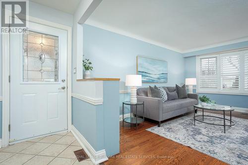 7984 Michael Street, Niagara Falls, ON - Indoor Photo Showing Living Room