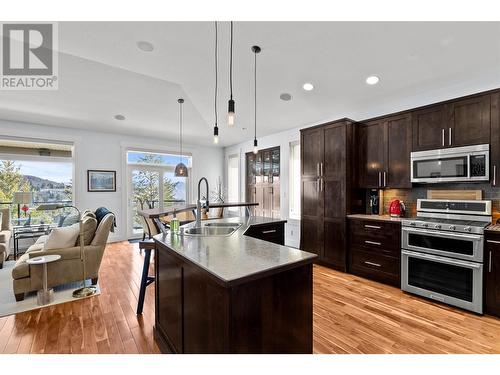 1831 Primrose Crescent, Kamloops, BC - Indoor Photo Showing Kitchen With Double Sink With Upgraded Kitchen