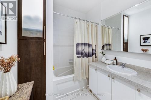 409 - 43 Hanna Avenue, Toronto, ON - Indoor Photo Showing Bathroom