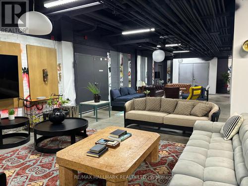 409 - 43 Hanna Avenue, Toronto, ON - Indoor Photo Showing Living Room